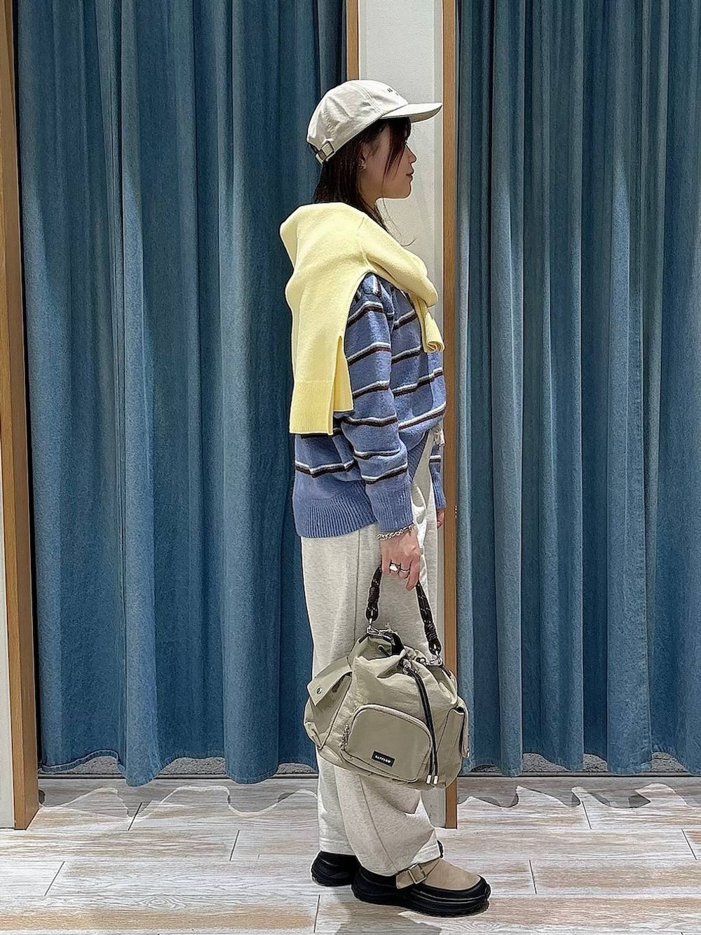 ブラック系のTシャツ/カットソー、ベージュ系のハンドバッグ、ベージュ系のその他シューズを着用したレディースの冬コーディネートの2枚目の写真