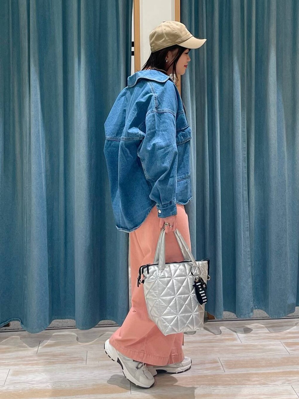 ホワイト系のTシャツ/カットソー、ホワイト系のスニーカー、シルバー系のトートバッグを着用したレディースの冬コーディネートの2枚目の写真