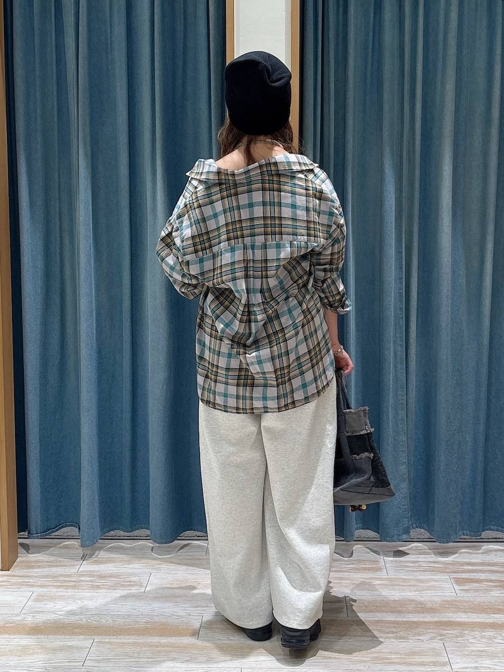 ベージュ系のスウェットパンツ、グリーン系のシャツ/ブラウス、ブラック系のトートバッグを着用したレディースの夏コーディネートの3枚目の写真