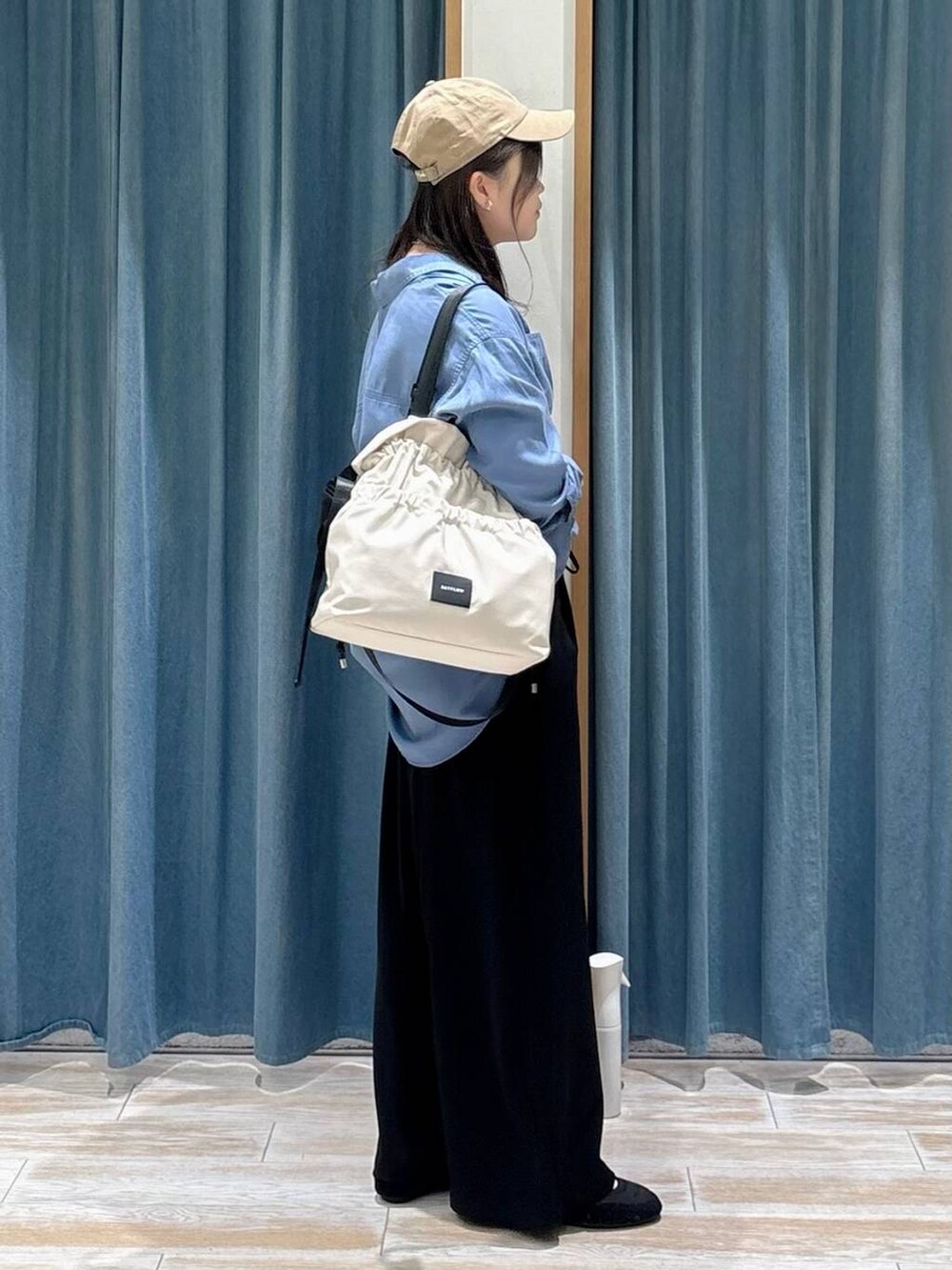 ブラック系のキャミソール、ホワイト系のトートバッグ、ブラック系のその他パンツを着用したレディースの秋コーディネートの2枚目の写真