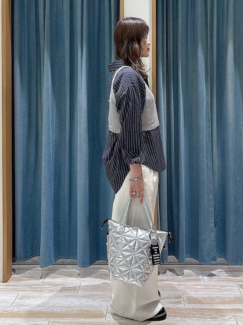 ブラック系のローファー、ベージュ系のその他パンツ、ブルー系のシャツ/ブラウスを着用したレディースの春コーディネートの2枚目の写真