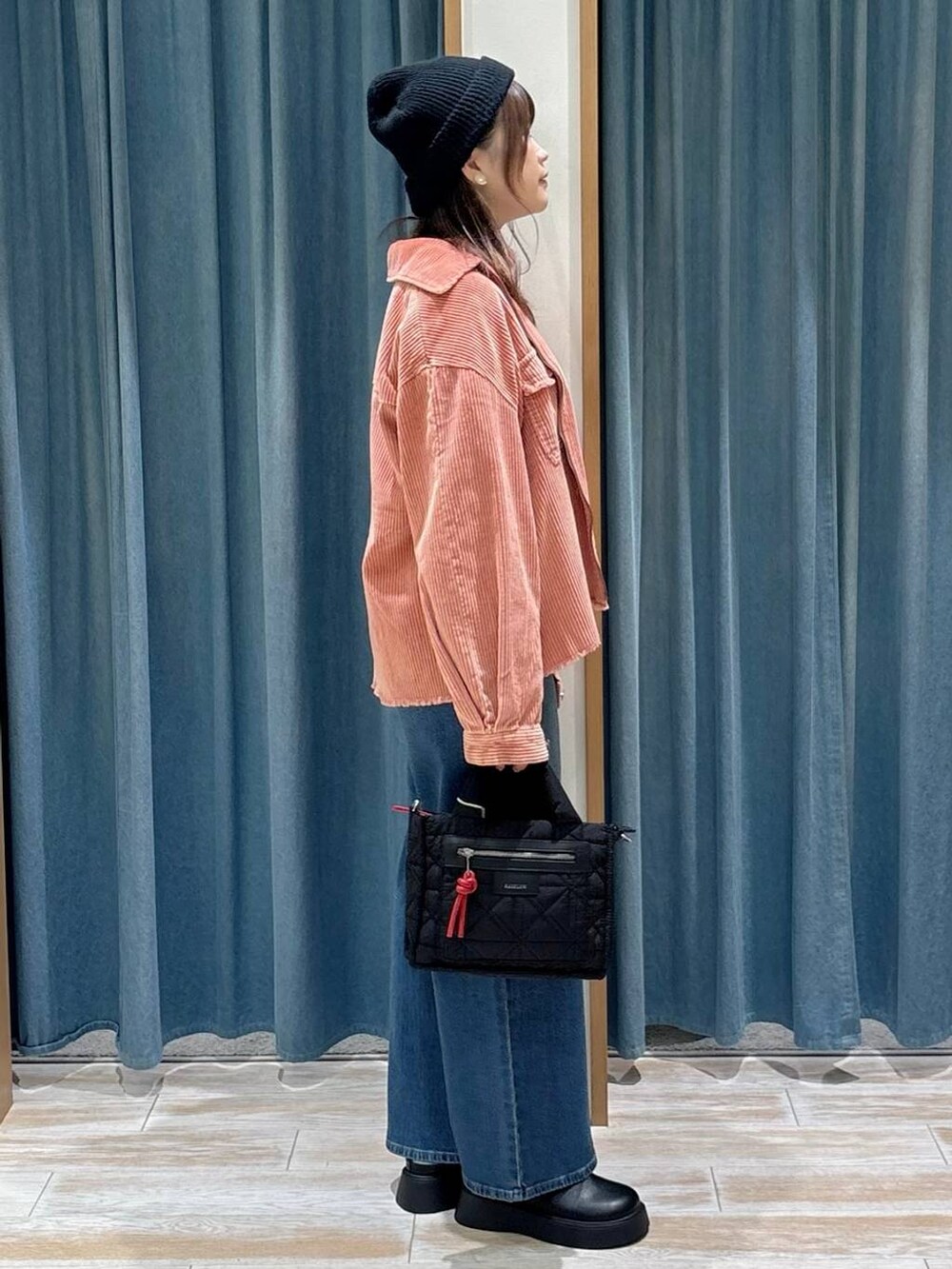 ブラック系のショルダーバッグ、ホワイト系のTシャツ/カットソー、ブラック系のサンダルを着用したレディースの秋コーディネートの2枚目の写真