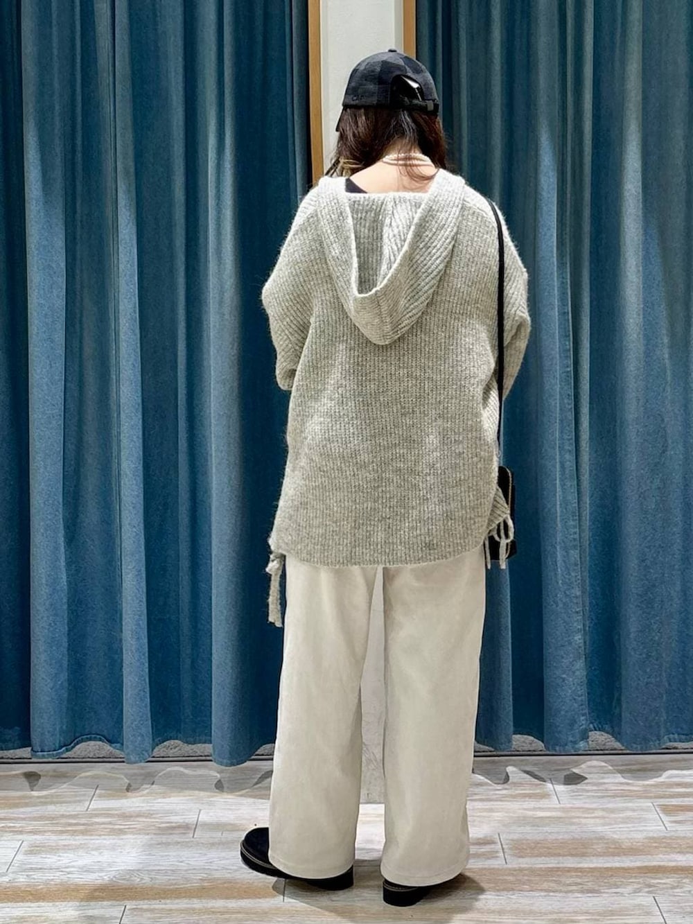 ブラック系のローファー、ベージュ系のニット/セーター、ホワイト系のその他パンツを着用したレディースの秋コーディネートの3枚目の写真