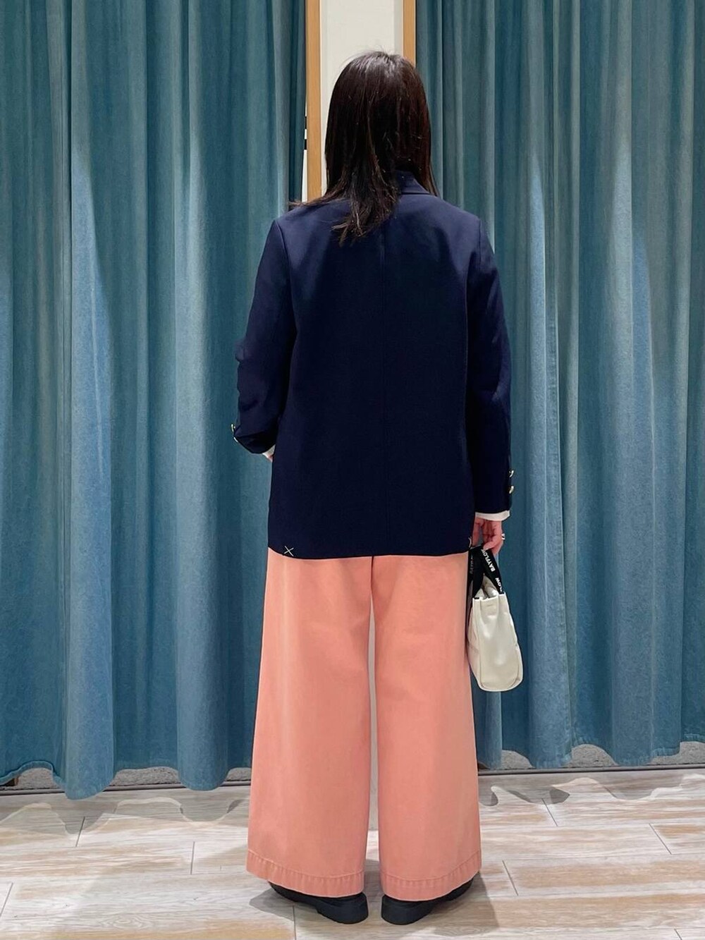 ブルー系のテーラードジャケット、ベージュ系のショルダーバッグ、その他のローファーを着用したレディースの春コーディネートの3枚目の写真