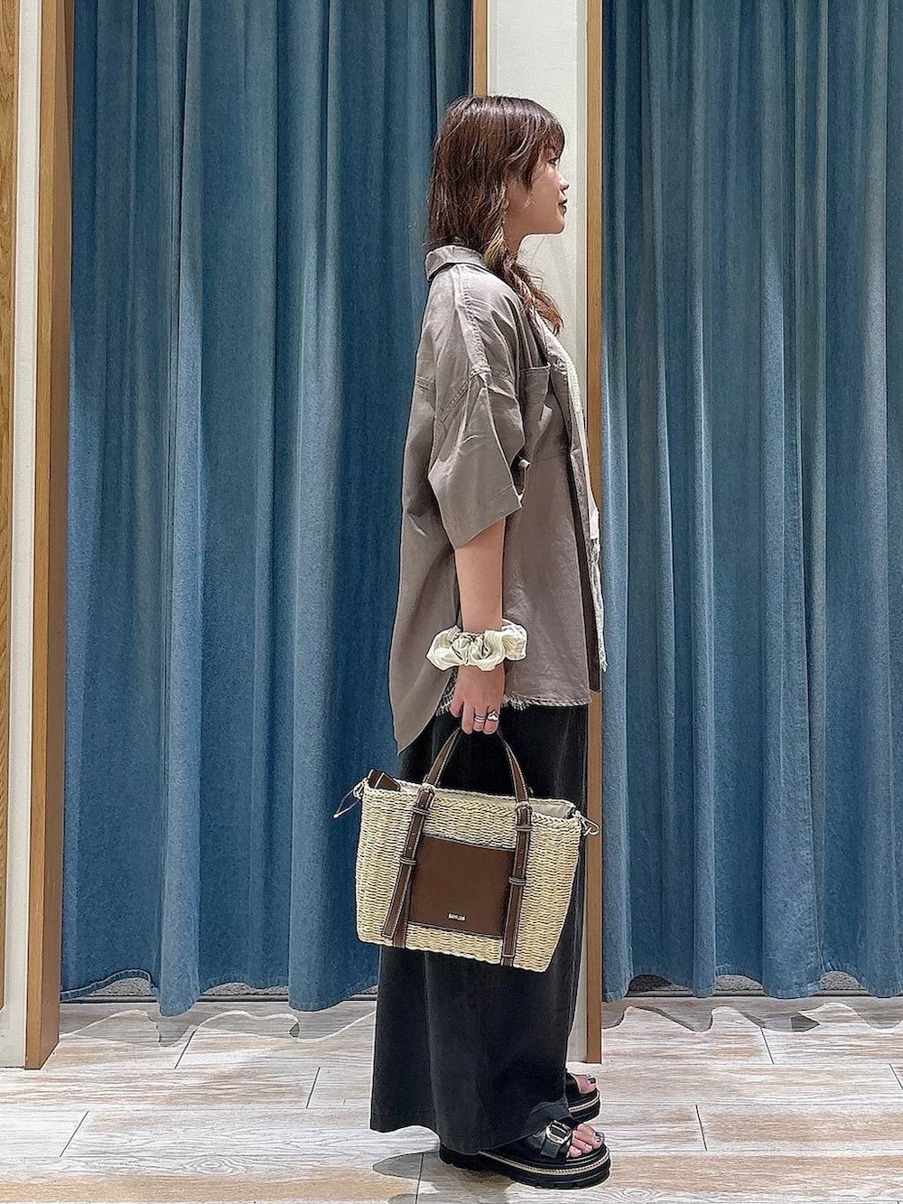 ブラウン系のシャツ/ブラウス、グレー系のその他パンツ、ブラウン系のショルダーバッグを着用したレディースの春コーディネートの2枚目の写真