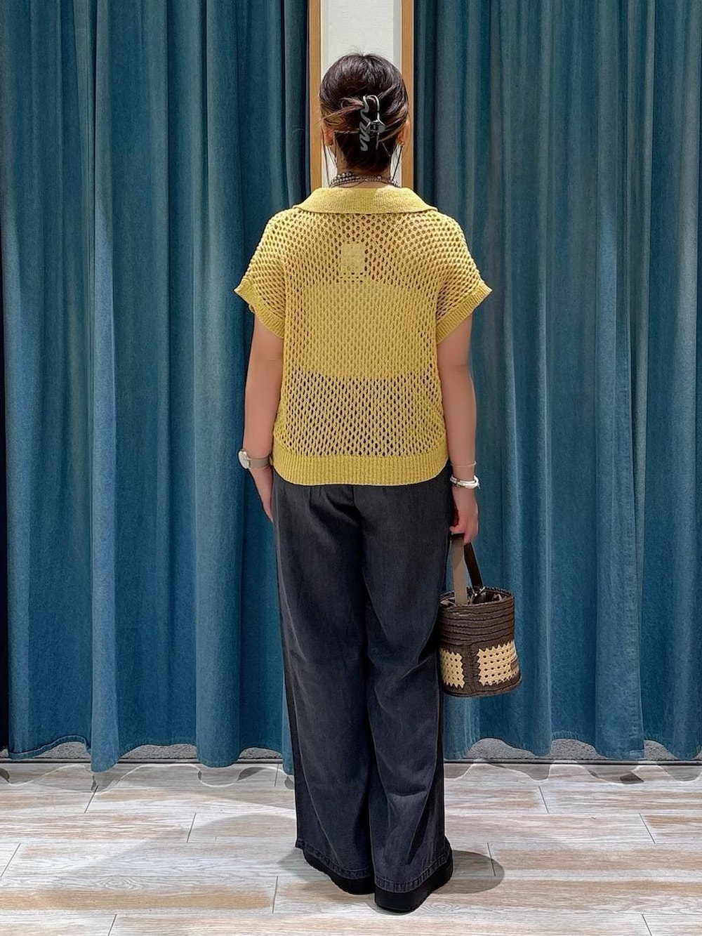 ブラウン系のショルダーバッグ、ブラック系のその他パンツ、ブラック系のサンダルを着用したレディースの夏コーディネートの3枚目の写真