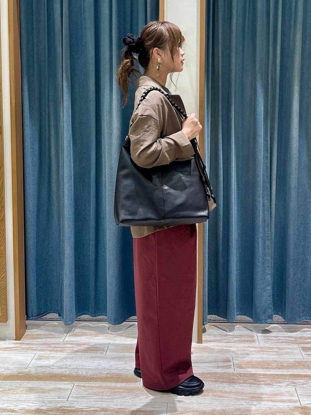 ブラック系のスニーカー、レッド系のスウェットパンツ、グレー系のTシャツ/カットソーを着用したレディースの夏コーディネートの2枚目の写真