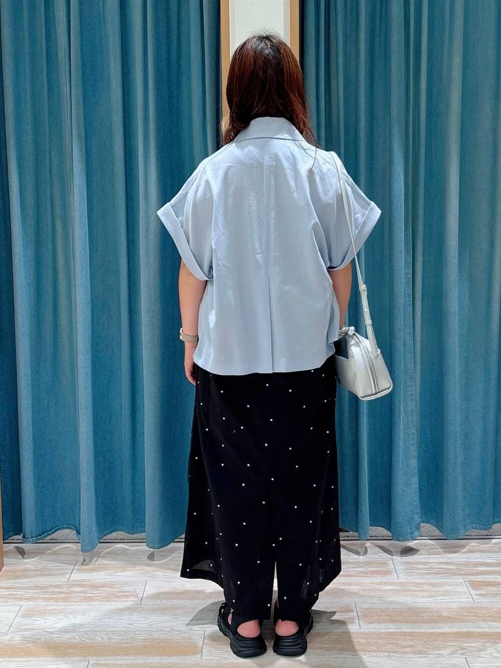 ブラック系のキャミソール、ブラック系のサンダル、シルバー系のショルダーバッグを着用したレディースの夏コーディネートの3枚目の写真