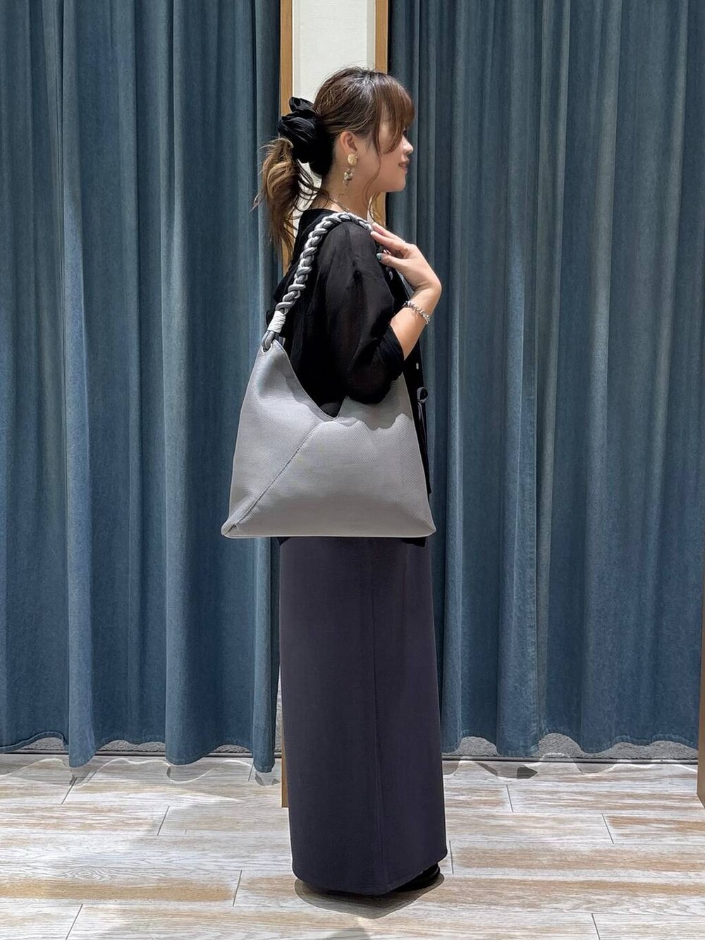 その他のサンダル、グレー系のトートバッグ、ブラック系のシャツ/ブラウスを着用したレディースの夏コーディネートの2枚目の写真