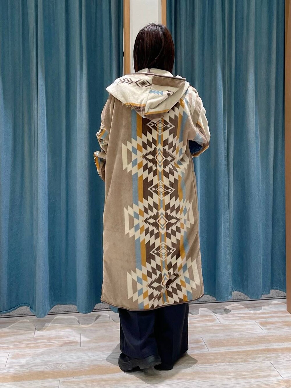 ブラック系のブーツ、ブラック系のその他パンツ、ブラック系のTシャツ/カットソーを着用したレディースの冬コーディネートの2枚目の写真