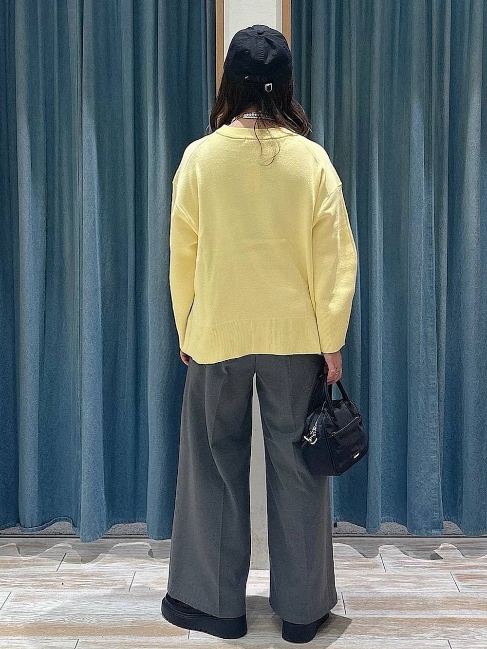 グレー系のその他パンツ、ブラック系のブーツ、ブラック系のハンドバッグを着用したレディースの冬コーディネートの3枚目の写真