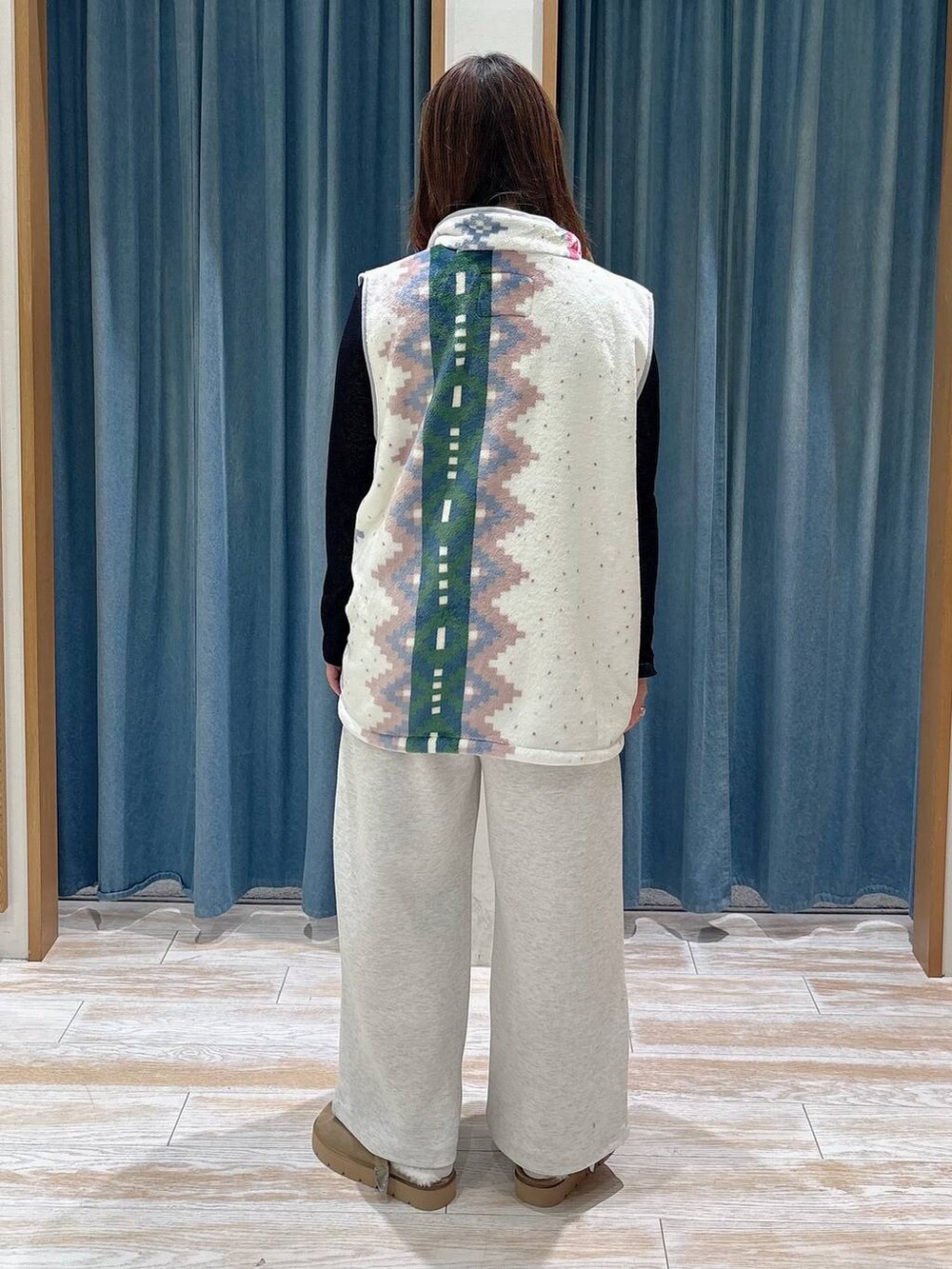 ベージュ系のその他シューズ、ホワイト系のスウェットパンツ、グレー系のブレスレットを着用したレディースの秋コーディネートの3枚目の写真