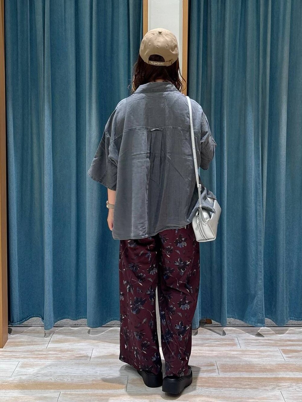 ホワイト系のキャミソール、レッド系のその他パンツ、シルバー系のショルダーバッグを着用したレディースの夏コーディネートの3枚目の写真