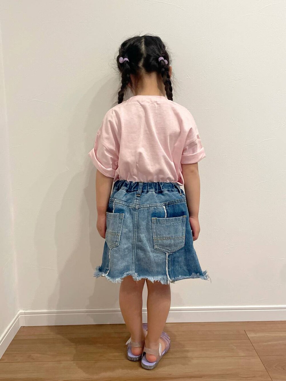 ブルー系のデニムスカートを着用したキッズの春コーディネートの3枚目の写真