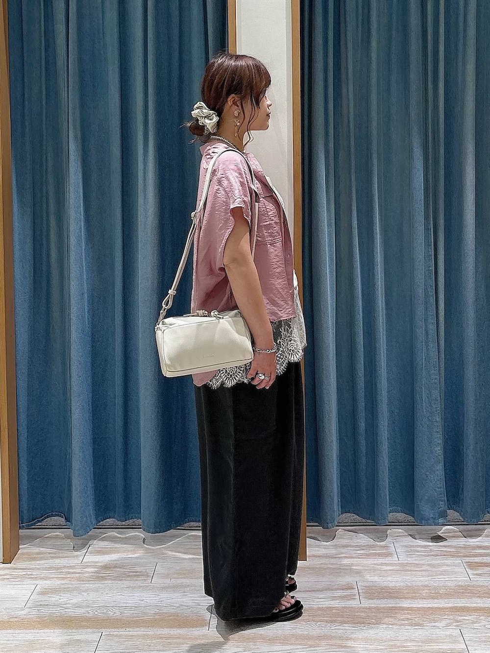 グレー系のその他パンツ、ピンク系のシャツ/ブラウス、ブラック系のサンダルを着用したレディースの夏コーディネートの2枚目の写真