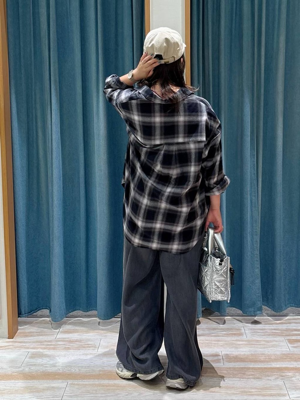 ブラック系のキャミソール、シルバー系のショルダーバッグ、ブラック系のその他パンツを着用したレディースの秋コーディネートの3枚目の写真