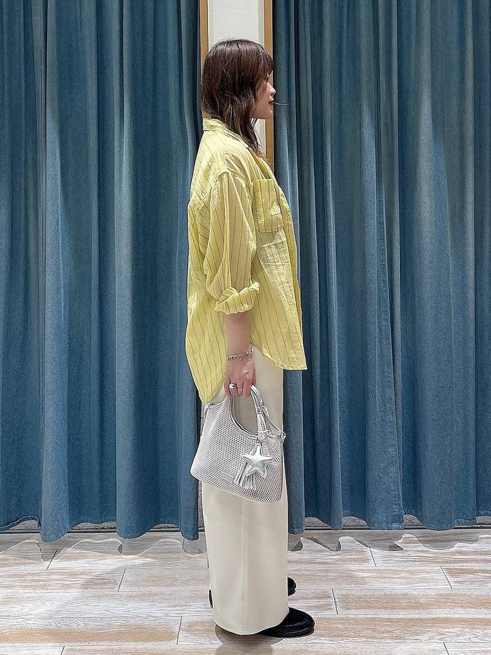 イエロー系のシャツ/ブラウス、ホワイト系のその他パンツ、ブラック系のバレエシューズを着用したレディースの春コーディネートの2枚目の写真