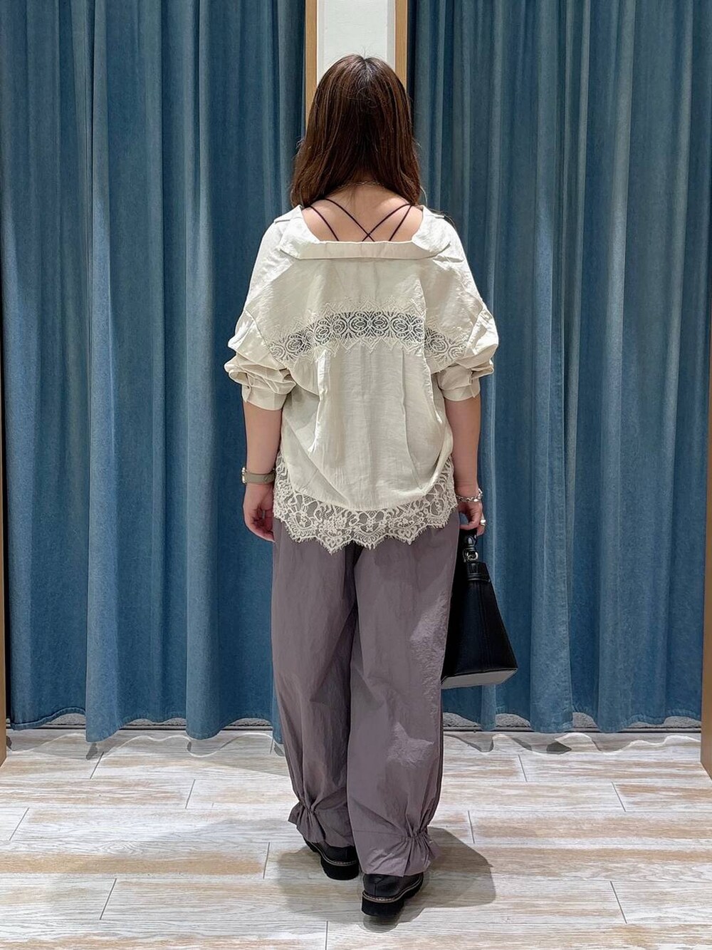 パープル系のその他パンツ、ホワイト系のシャツ/ブラウス、ブラック系のローファーを着用したレディースの秋コーディネートの3枚目の写真