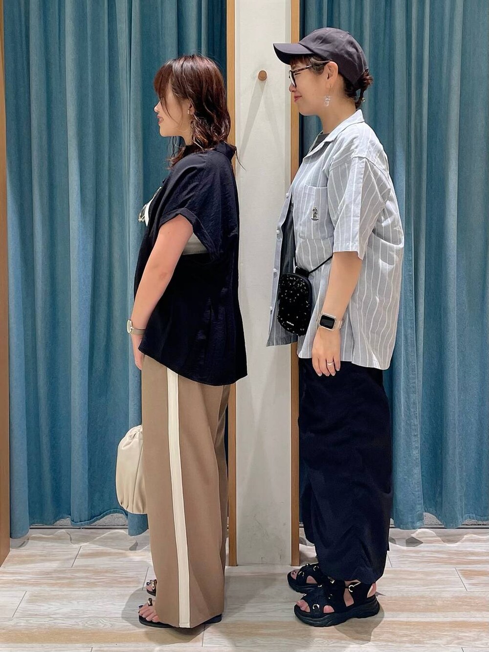 「着痩せ・細見え、差し色コーデ、体型カバー、休日コーデ、ママコーデ、女子会、ゆったり、ヘルシー、BAYFLOW、デートコーデ、骨格ストレート、骨格ウェーブ」｜「BAYFLOWの[スマホ・カード収納可♪]多機能スパンコールミニショルダー（ショルダーバッグ、ブラック系）」を使った、akariさん（レディース・161cm）の夏コーディネートの2枚目の写真