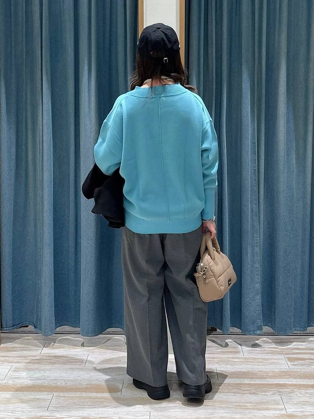 グレー系のその他パンツ、ブラック系のブルゾン、ベージュ系のボストンバッグを着用したレディースの冬コーディネートの3枚目の写真