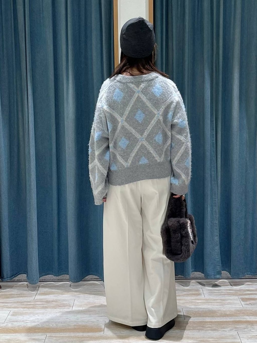 ブラック系のキャミソール、ベージュ系のその他パンツ、グレー系のカーディガン/ボレロを着用したレディースの秋コーディネートの3枚目の写真