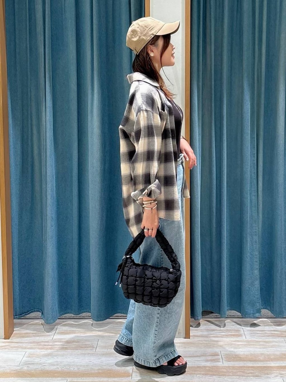 ブラック系のキャミソール、ブルー系のデニムパンツ、ベージュ系のシャツ/ブラウスを着用したレディースの夏コーディネートの2枚目の写真