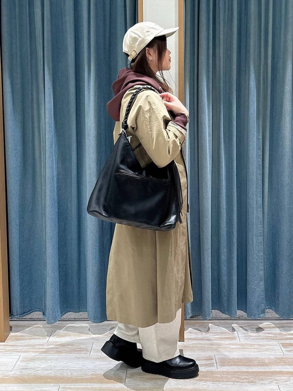 ブラック系のトートバッグ、ブラック系のブーツ、ブラック系のTシャツ/カットソーを着用したレディースの冬コーディネートの2枚目の写真