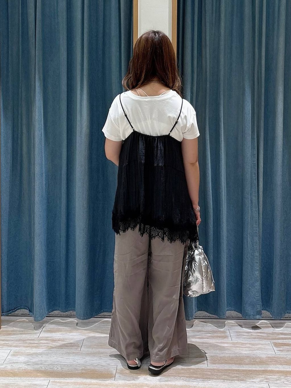 ブラウン系のその他パンツ、シルバー系のショルダーバッグ、ホワイト系のTシャツ/カットソーを着用したレディースの夏コーディネートの3枚目の写真