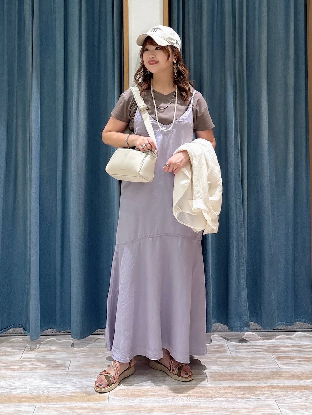 ホワイト系のシャツ/ブラウス、ブラウン系のTシャツ/カットソー、ゴールド系のサンダルを着用したレディースの夏コーディネートの4枚目の写真