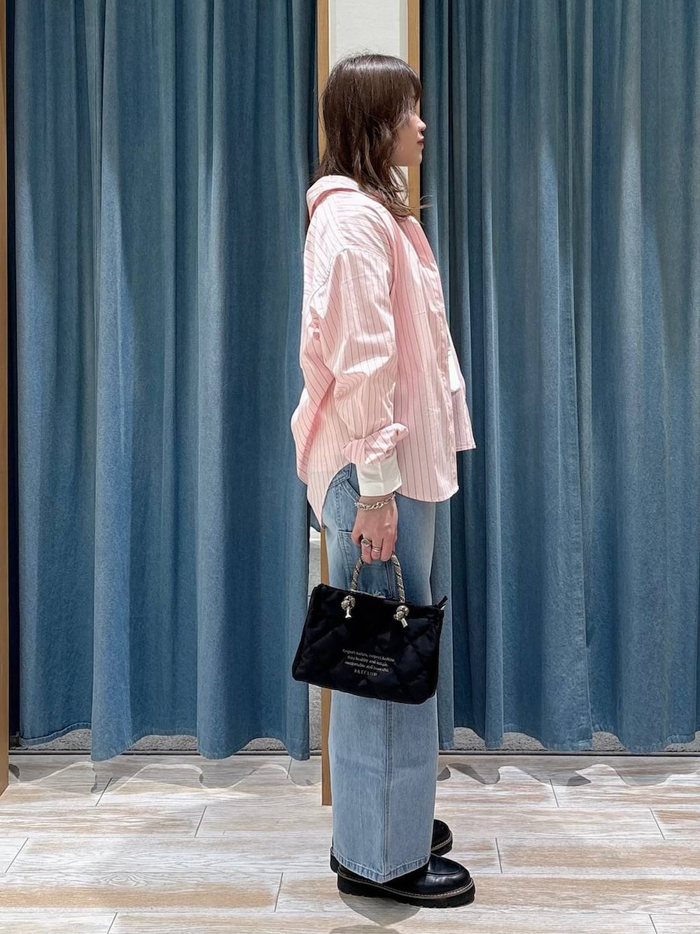 ホワイト系のTシャツ/カットソー、ブルー系のデニムパンツ、ブラック系のローファーを着用したレディースの春コーディネートの2枚目の写真