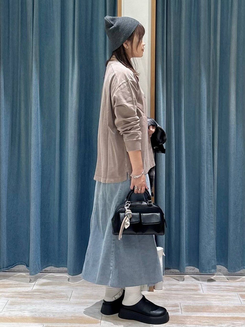 ブラック系のシャツ/ブラウス、ブラウン系のボストンバッグ、ブラック系のサンダルを着用したレディースの秋コーディネートの2枚目の写真