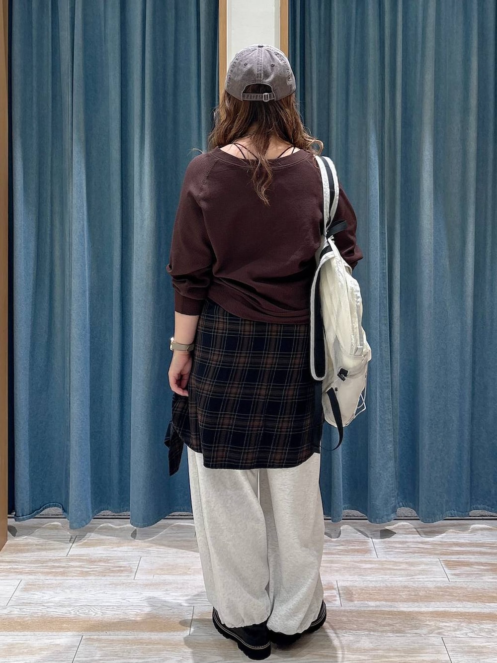 ベージュ系のスウェットパンツ、ホワイト系のバックパック/リュック、ブラウン系のTシャツ/カットソーを着用したレディースの秋コーディネートの3枚目の写真