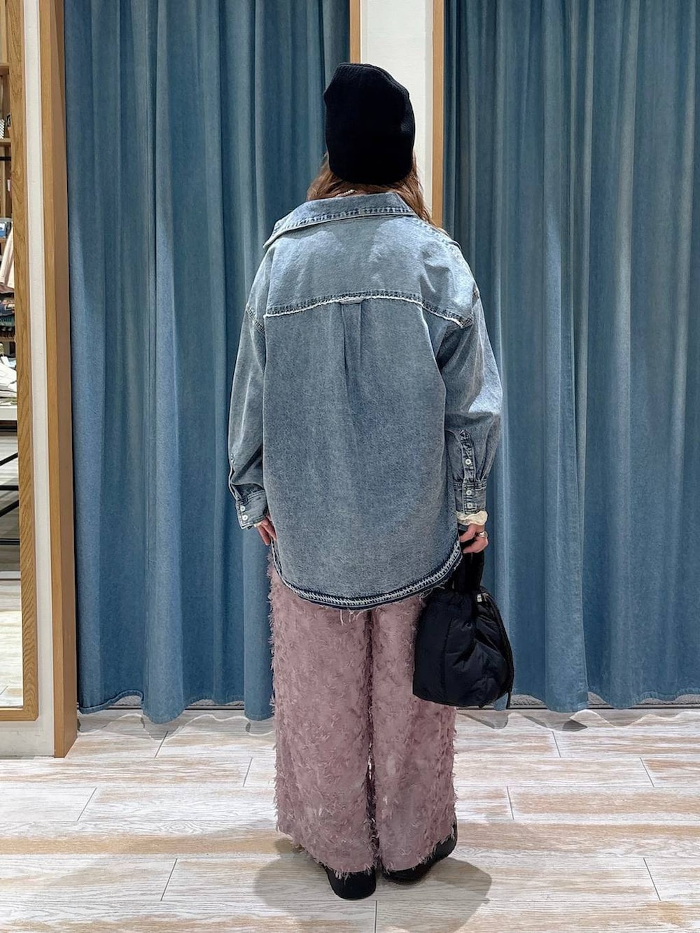 パープル系のその他パンツ、ブルー系のシャツ/ブラウス、ホワイト系のTシャツ/カットソーを着用したレディースの秋コーディネートの3枚目の写真