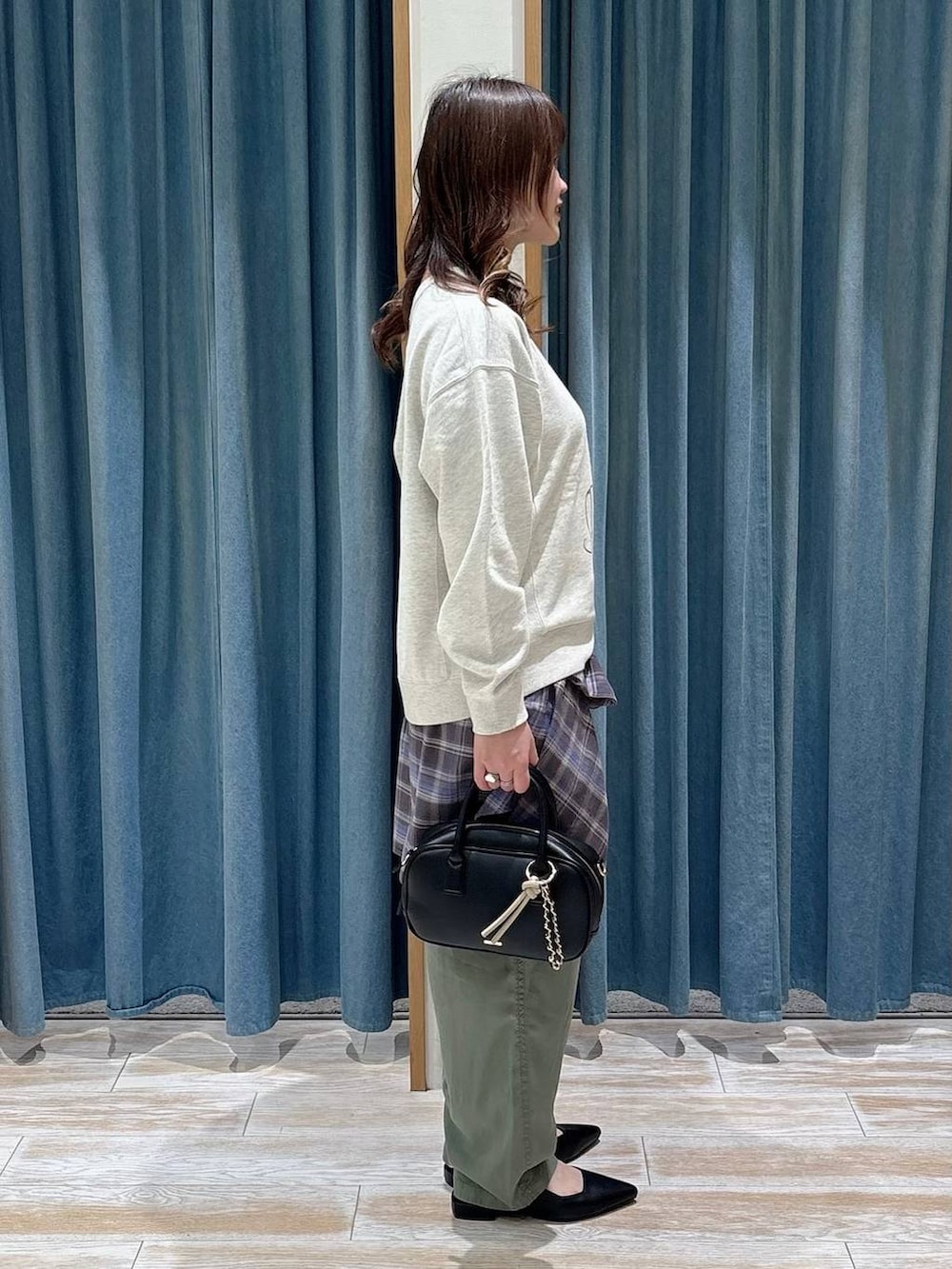 グレー系のシャツ/ブラウス、ブラック系のパンプス、ブラック系のハンドバッグを着用したレディースの春コーディネートの2枚目の写真