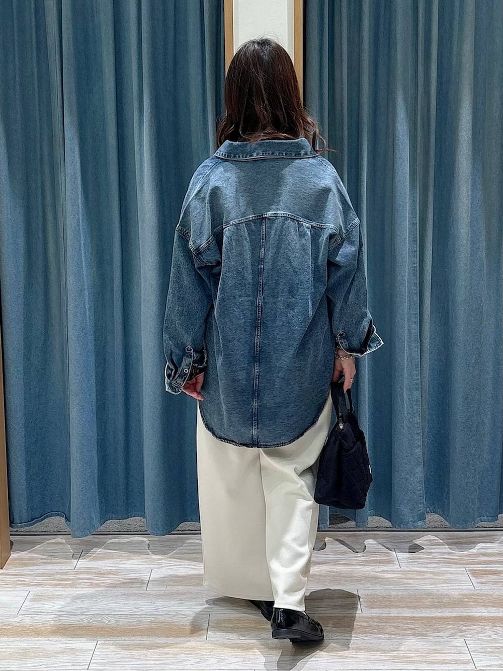 ブラック系のTシャツ/カットソー、ブラック系のトートバッグ、ホワイト系のその他パンツを着用したレディースの冬コーディネートの3枚目の写真