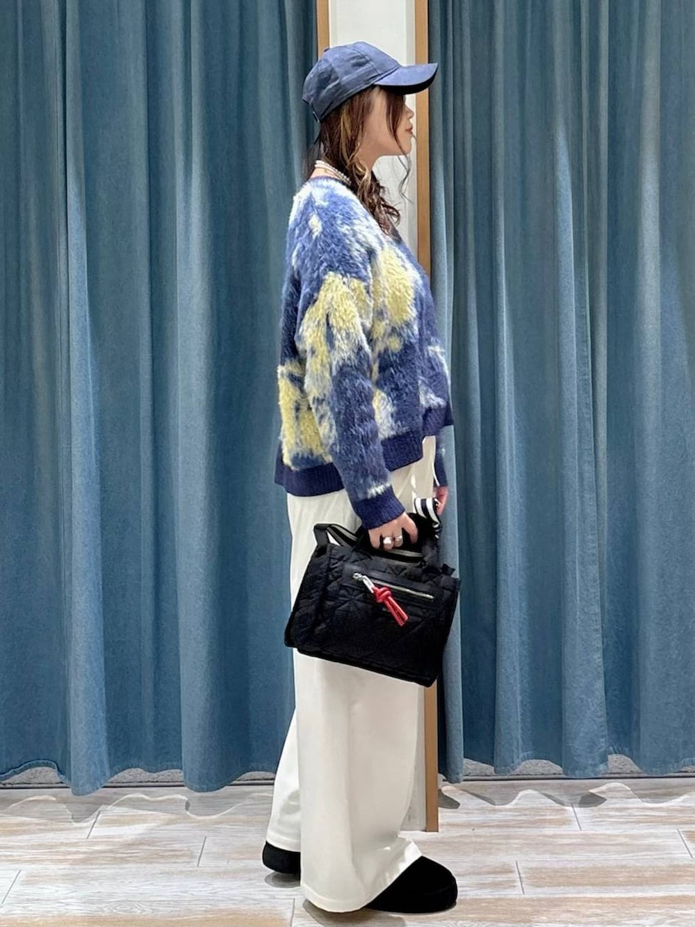 ブラック系のショルダーバッグ、ベージュ系のその他パンツ、ブラック系のブーツを着用したレディースの秋コーディネートの2枚目の写真