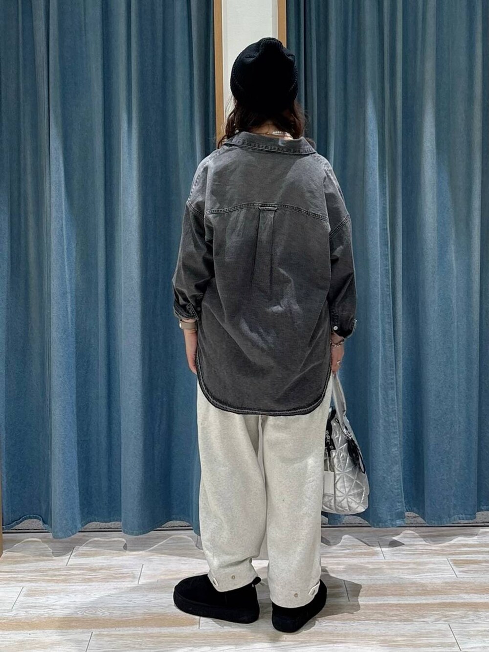 ブラック系のシャツ/ブラウス、ブラック系のブーツ、シルバー系のトートバッグを着用したレディースの秋コーディネートの3枚目の写真