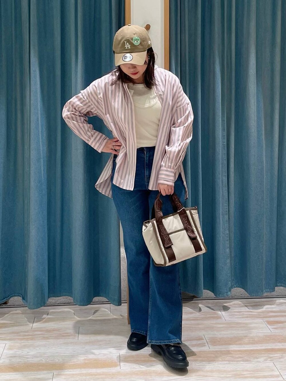 ピンク系のシャツ/ブラウス、その他のローファー、ベージュ系のトートバッグを着用したレディースの春コーディネートの2枚目の写真