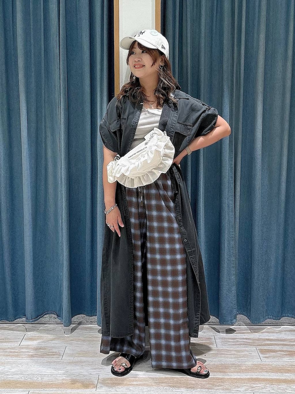 ベージュ系のTシャツ/カットソー、ホワイト系のショルダーバッグ、ブラック系のサンダルを着用したレディースの夏コーディネートの4枚目の写真