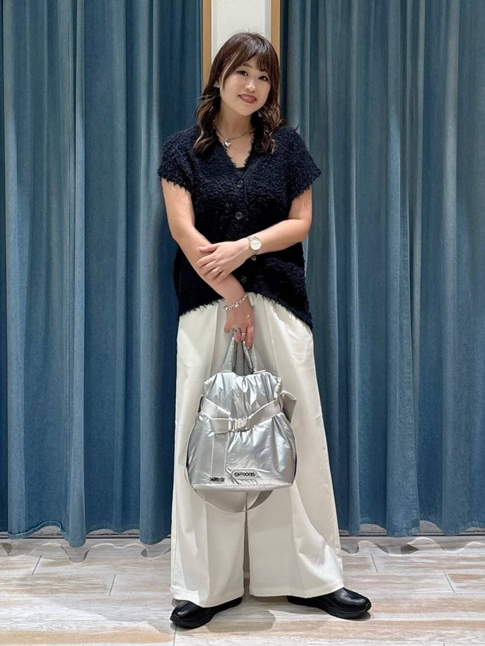 シルバー系のトートバッグ、ベージュ系のその他パンツ、ブラウン系のキャミソールを着用したレディースの秋コーディネートの4枚目の写真