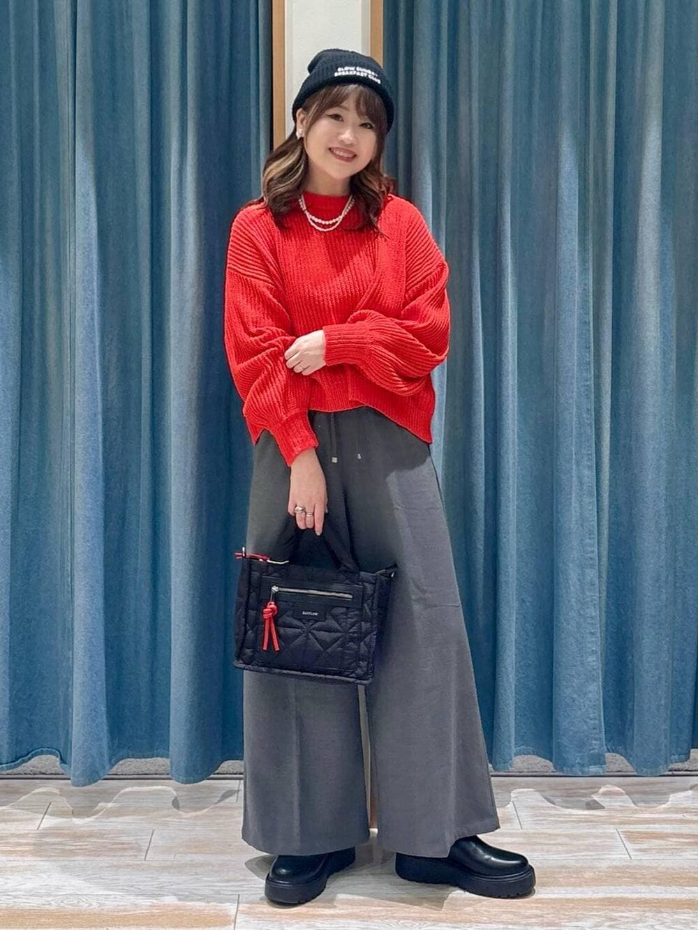 ブラック系のショルダーバッグ、グレー系のその他パンツ、ブラック系のブーツを着用したレディースの冬コーディネートの4枚目の写真