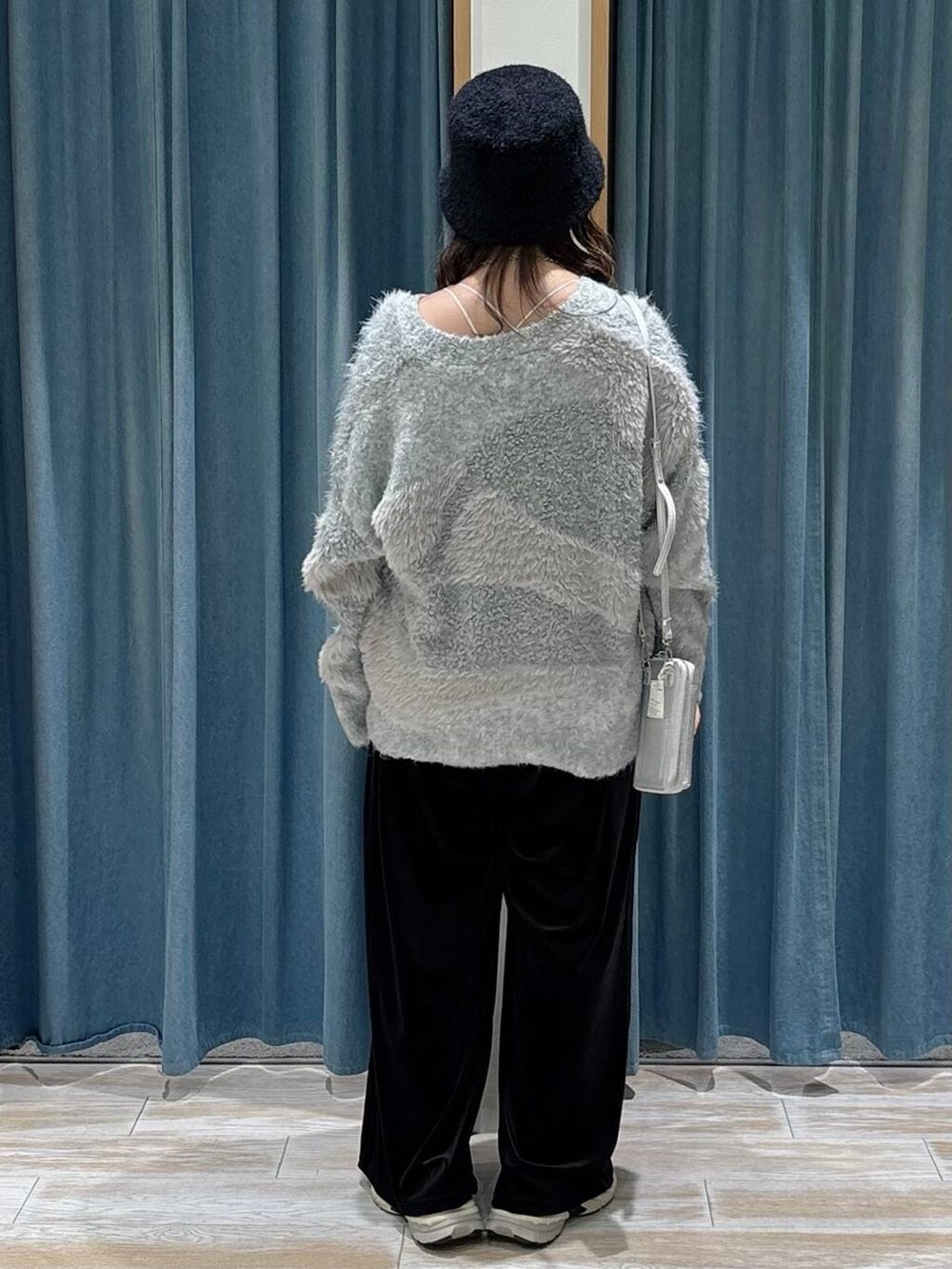 ブラック系のその他パンツ、グレー系のカーディガン/ボレロ、シルバー系の財布を着用したレディースの秋コーディネートの3枚目の写真