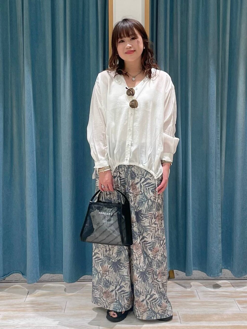 ホワイト系のシャツ/ブラウス、グリーン系のその他パンツ、ブラック系のサンダルを着用したレディースの春コーディネートの4枚目の写真