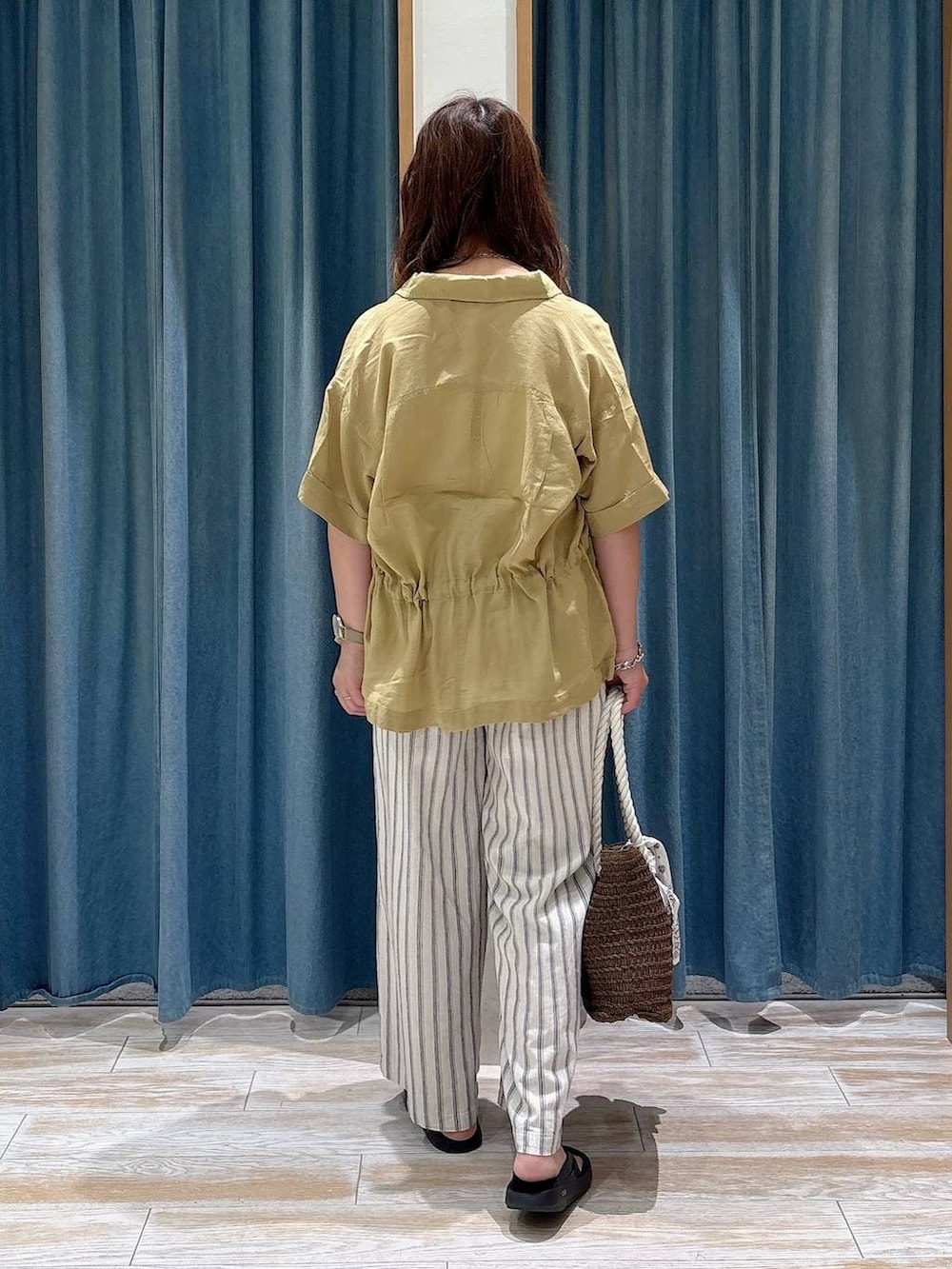 ホワイト系のキャミソール、ホワイト系のその他パンツ、イエロー系のシャツ/ブラウスを着用したレディースの夏コーディネートの3枚目の写真