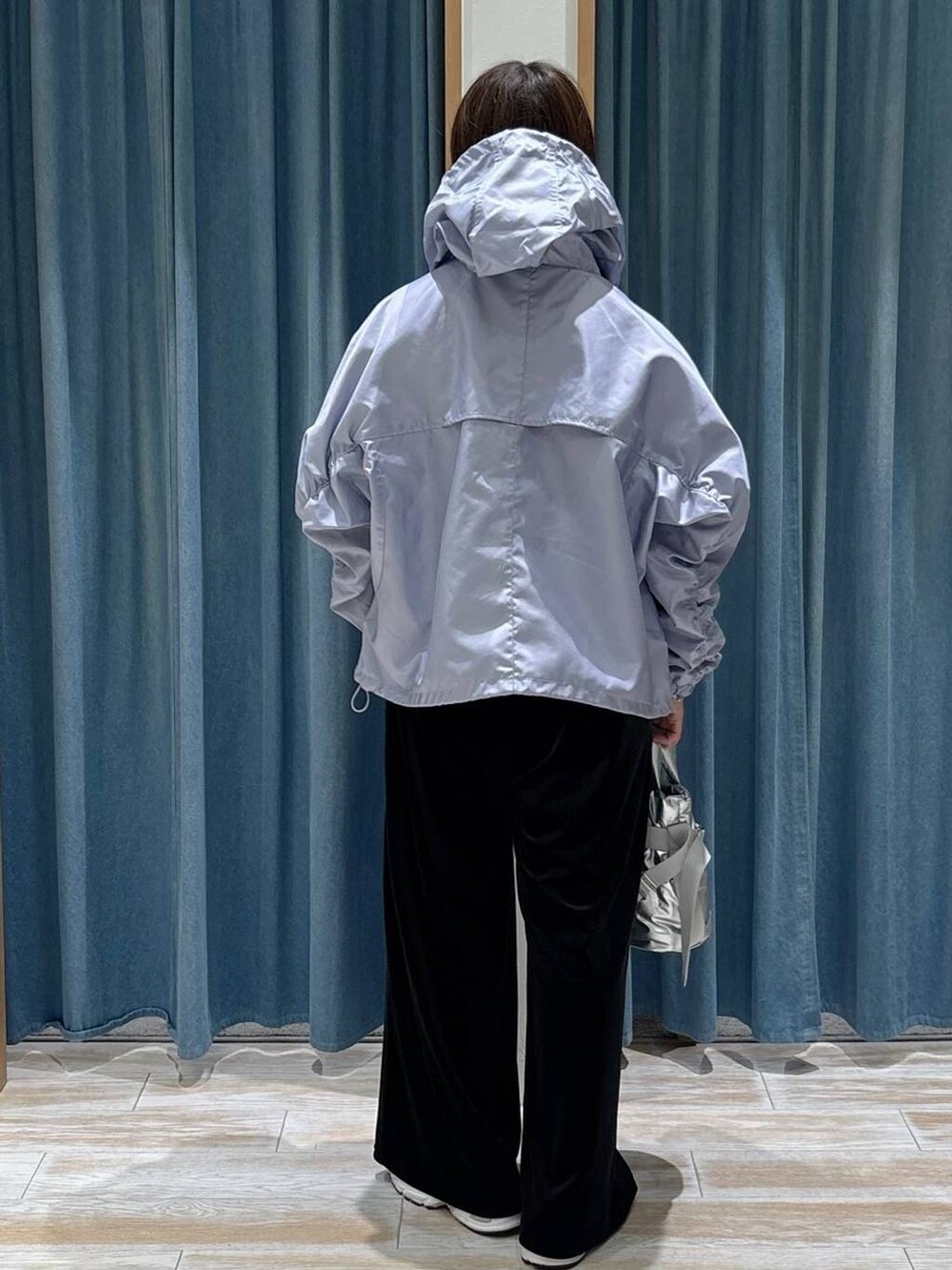 グレー系のTシャツ/カットソー、ブラック系のその他パンツ、シルバー系のショルダーバッグを着用したレディースの秋コーディネートの3枚目の写真