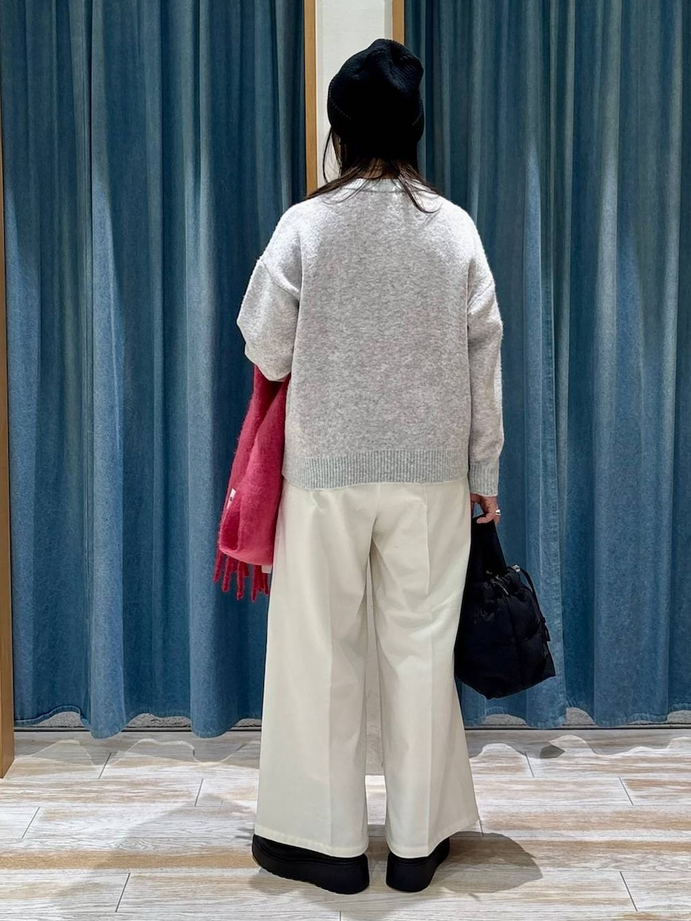 ベージュ系のその他パンツ、ブラック系のブーツ、ブラック系のショルダーバッグを着用したレディースの冬コーディネートの3枚目の写真