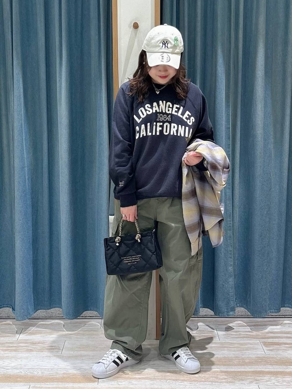 ホワイト系のスニーカー、イエロー系のシャツ/ブラウス、グリーン系のカーゴパンツを着用したレディースの冬コーディネートの4枚目の写真