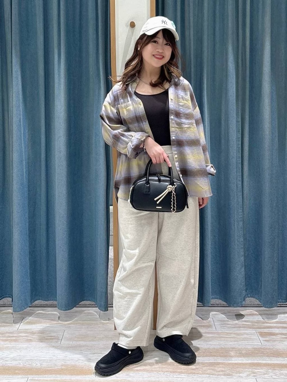 イエロー系のシャツ/ブラウス、ブラック系のその他シューズ、ベージュ系のその他パンツを着用したレディースの冬コーディネートの4枚目の写真