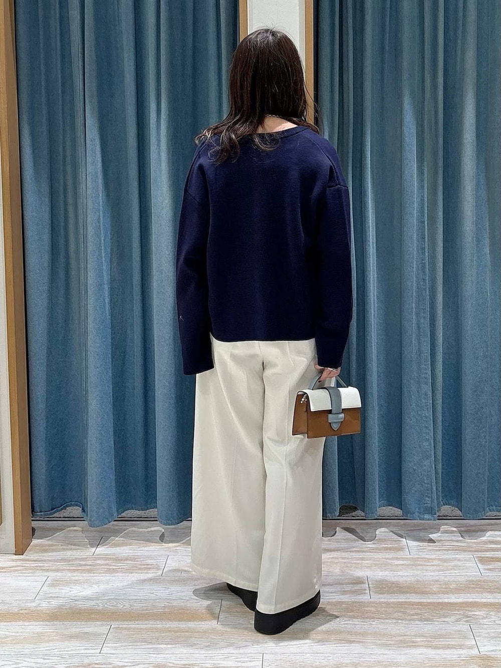 ベージュ系のその他パンツ、ブラック系のブーツ、ブラウン系のショルダーバッグを着用したレディースの冬コーディネートの3枚目の写真