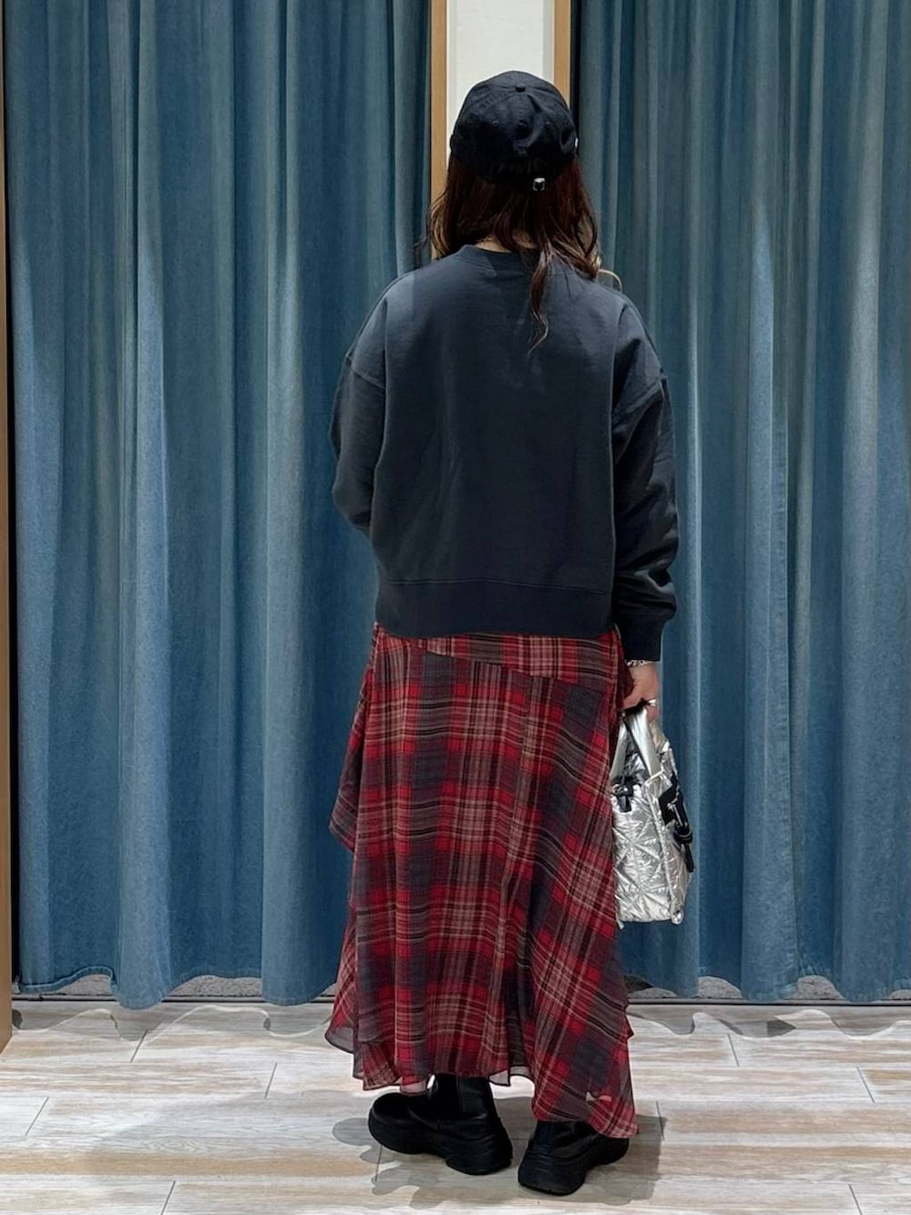 シルバー系のショルダーバッグ、その他のスウェット、ブラック系のブーツを着用したレディースの秋コーディネートの3枚目の写真